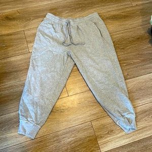 Arie gray sweet pants with zippers ass pockets